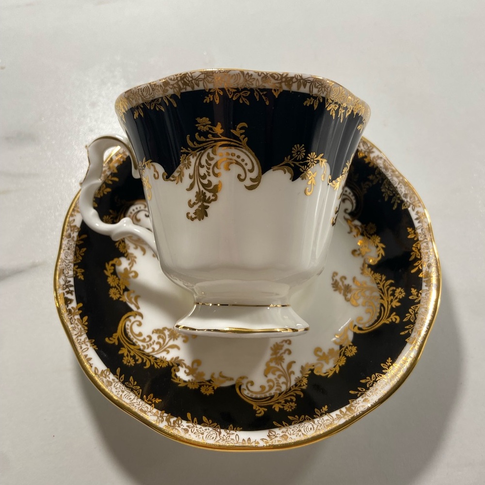 Royal Albert Black Regina Serie Black Diamond Cup and Saucer